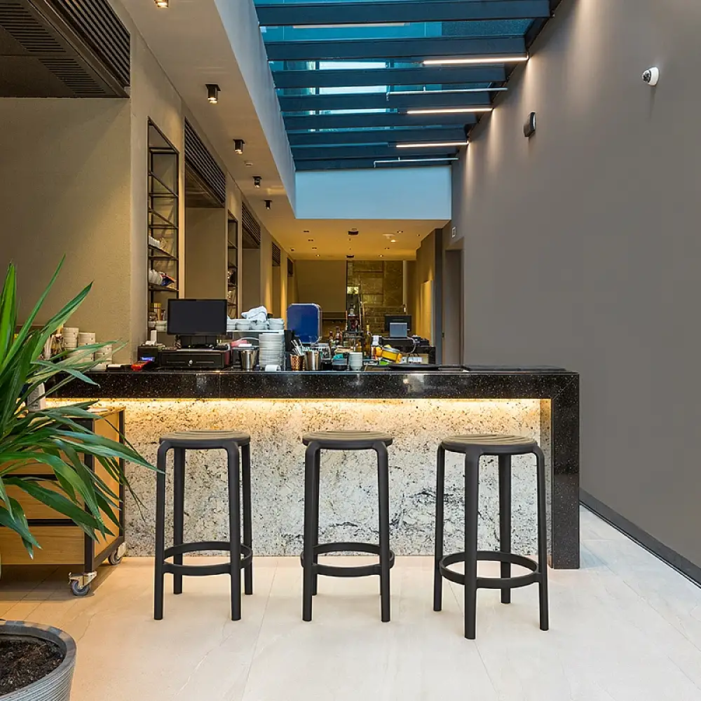 TOM 65εκ. ΣΚΑΜΠΟ BLACK ΠΟΛ/ΝΙΟΥ 36X36X65εκ.