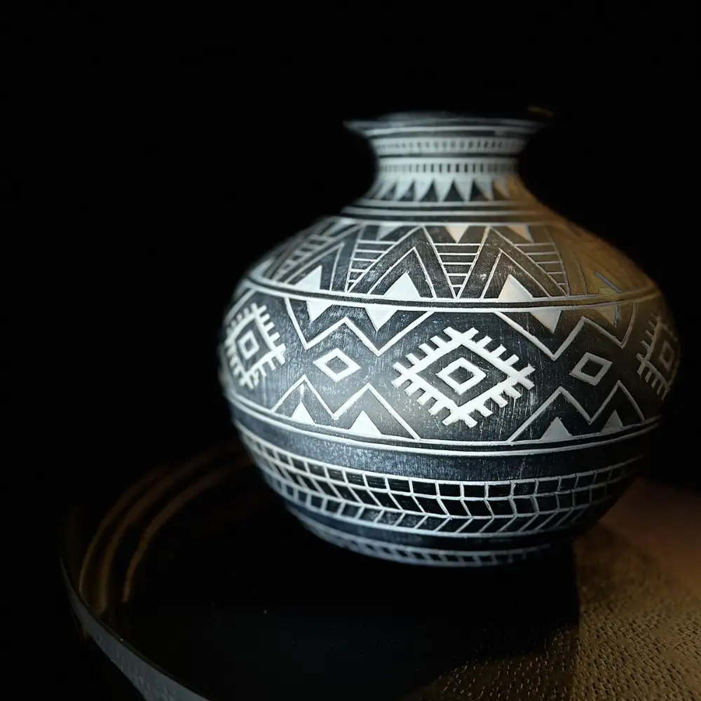 LIBERTA MAYA ΒΑΖΟ 25x25x22cm POLYRESIN ΜΑΥΡΟ ΛΕΥΚΟ