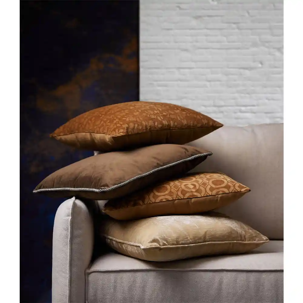 LIBERTA RUSSET B ΔΙΑΚΟΣΜΗΤΙΚΟ ΜΑΞΙΛΑΡΙ 50x50cm ΒΑΜΒΑΚΙ CARAMEL ΜΠΕΖ ΒΙΣΚΟΖΗ