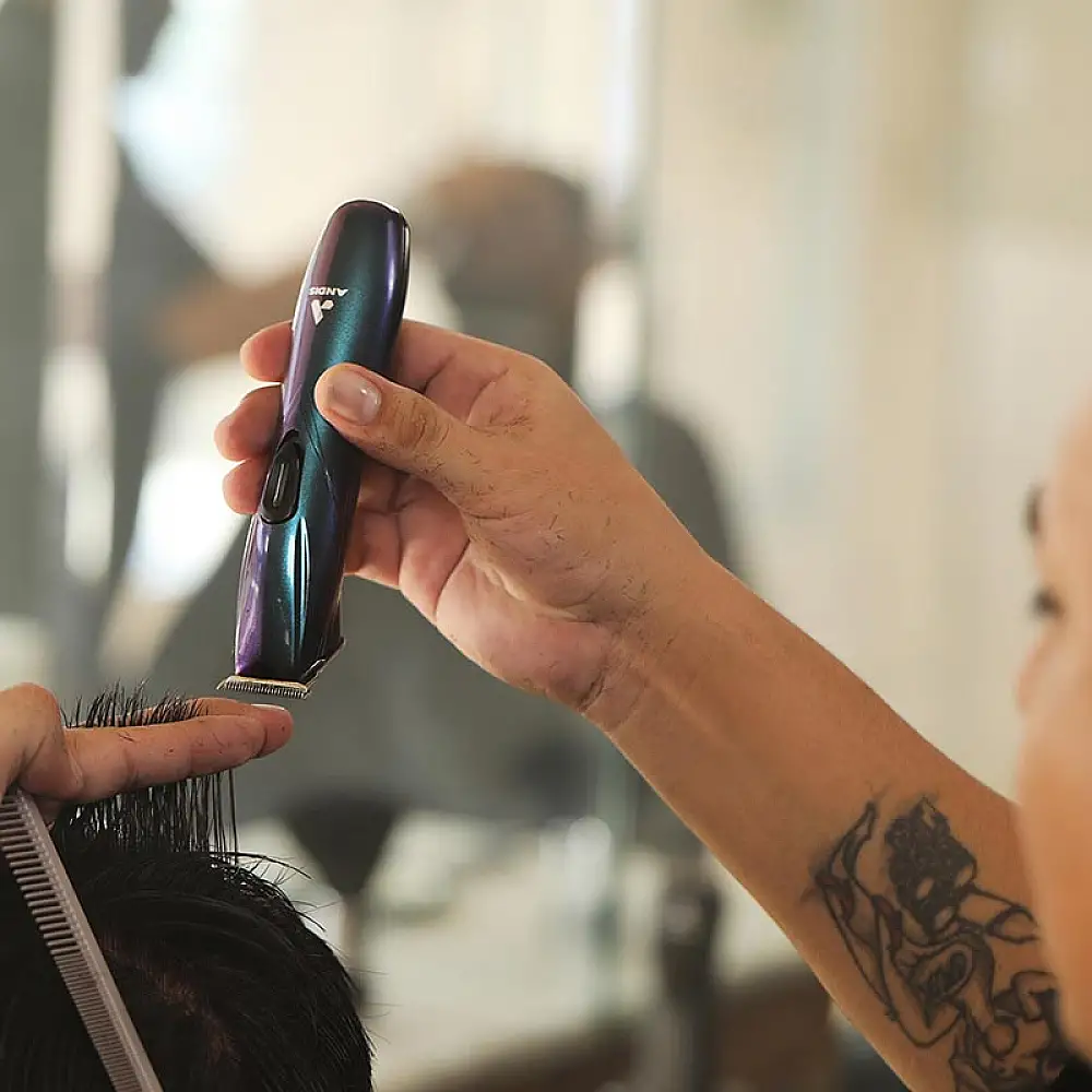 Επαγγελματικό Τρίμερ Ρεύματος -Επαναφορτιζόμενο με 4 Χτενάκια Μπλε 561561 ANDIS